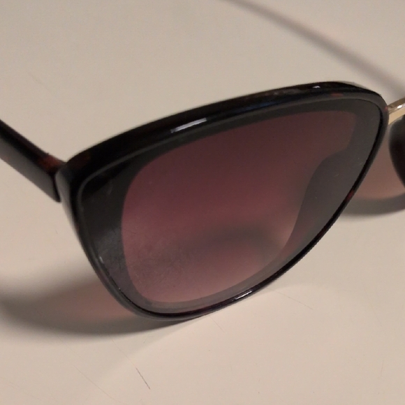 Stylish Black Sunglasses - Picture 4 of 9